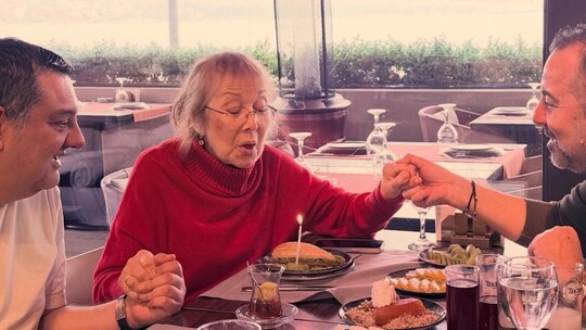 Ata Demirer, annesi Ayten Kaçar'ın doğum gününü kardeşi Cenk Demirer ile birlikte...