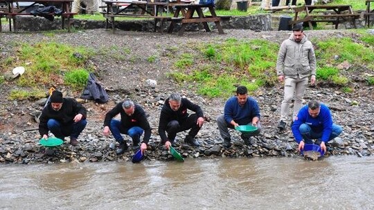 Manisalı İbrahim Irgatcı'nın sosyal medya çağrısıyla bir araya gelen 120'den...