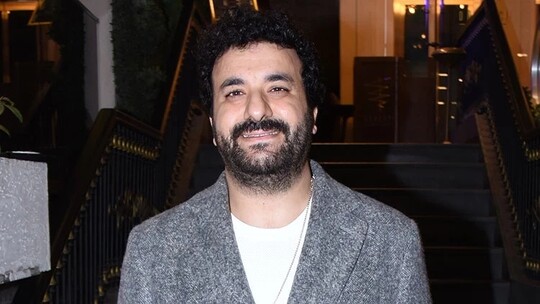 Hasan Can Kaya Londra Gösterisinin Gelirini Depremzedelere Bağışladı