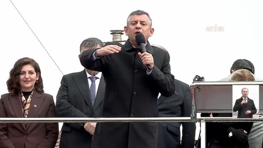 CHP Genel Başkanı Özgür Özel, Uşak Belediye Başkanı Özkan Yalım'ın Ankara'daki...