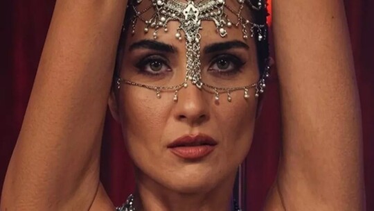 Tuba Büyüküstün, "Sultana" filminde canlandırdığı gece kulübü dansçısı "Meral"...