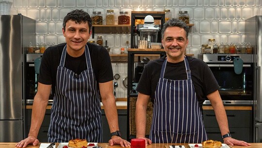 Alper Çankaya, Arda Türkmen'in mutfağında gözleri kapalı yemek yaptı; ikili...