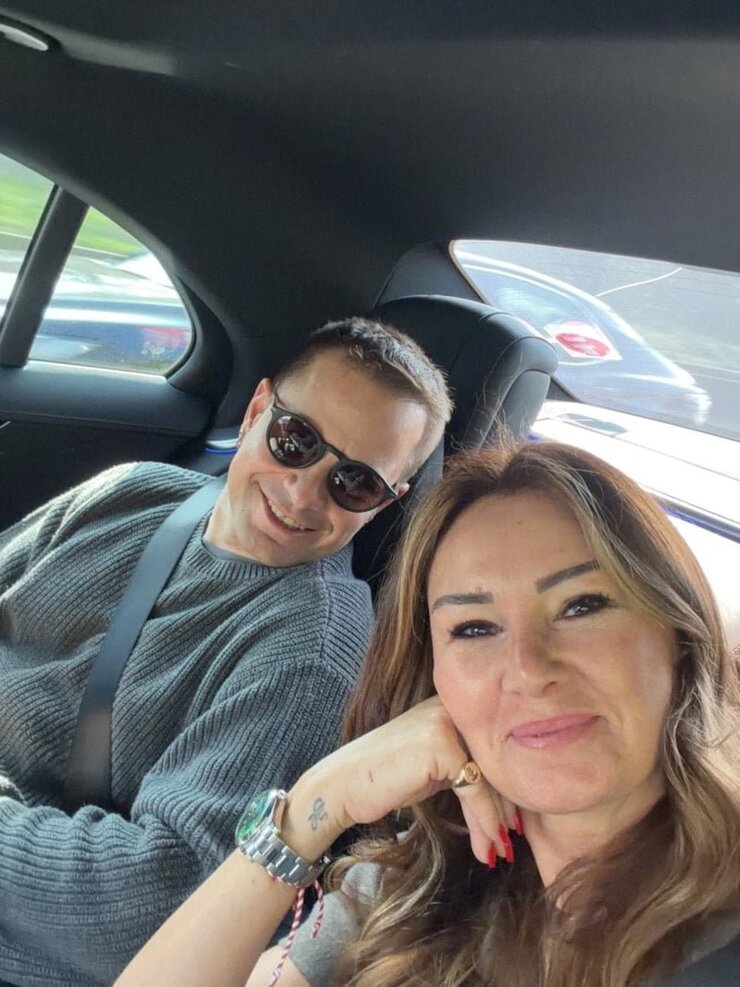 Pınar Altuğ ve Yağmur Atacan 18 Yıllık Aşkı Paris'te Kutladı