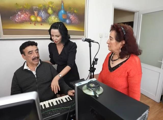 Hakkı Bulut 63 Yıllık Eşiyle Mütevazı Dairesini Paylaştı