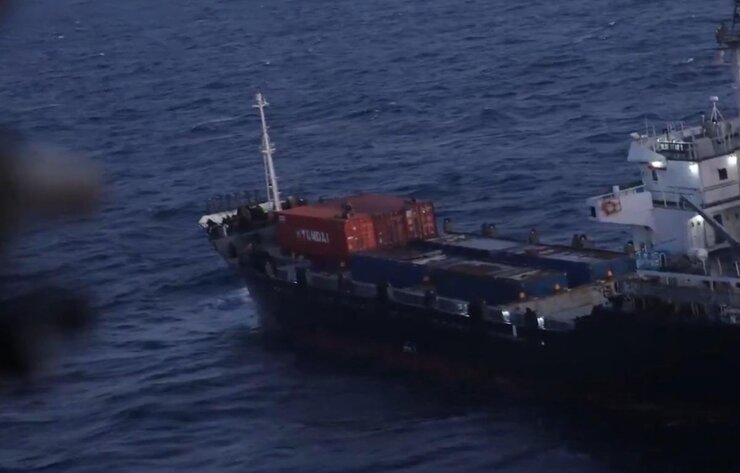 Abd Deniz Kuvvetleri Arap Denizi'nde Ticaret Gemisine Baskın Düzenledi