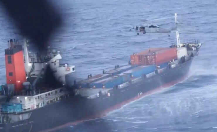 Abd Deniz Kuvvetleri Arap Denizi'nde Ticaret Gemisine Baskın Düzenledi