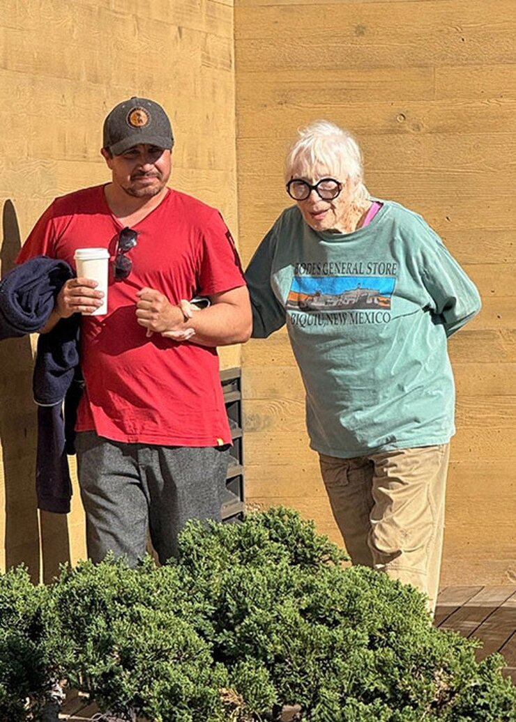 Shirley MacLaine 92. Yaşını Asistanıyla Kutladı