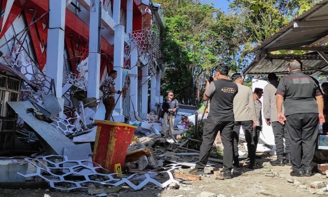 Endonezya'da 7.4 Büyüklüğünde Deprem Ağır Hasara Yol Açtı