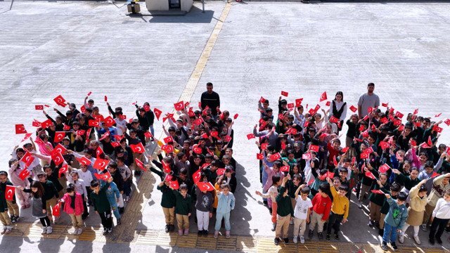Bakan Kurum Diyarbakır'daki Yeni Okulda 23 Nisan Coşkusunu Paylaştı