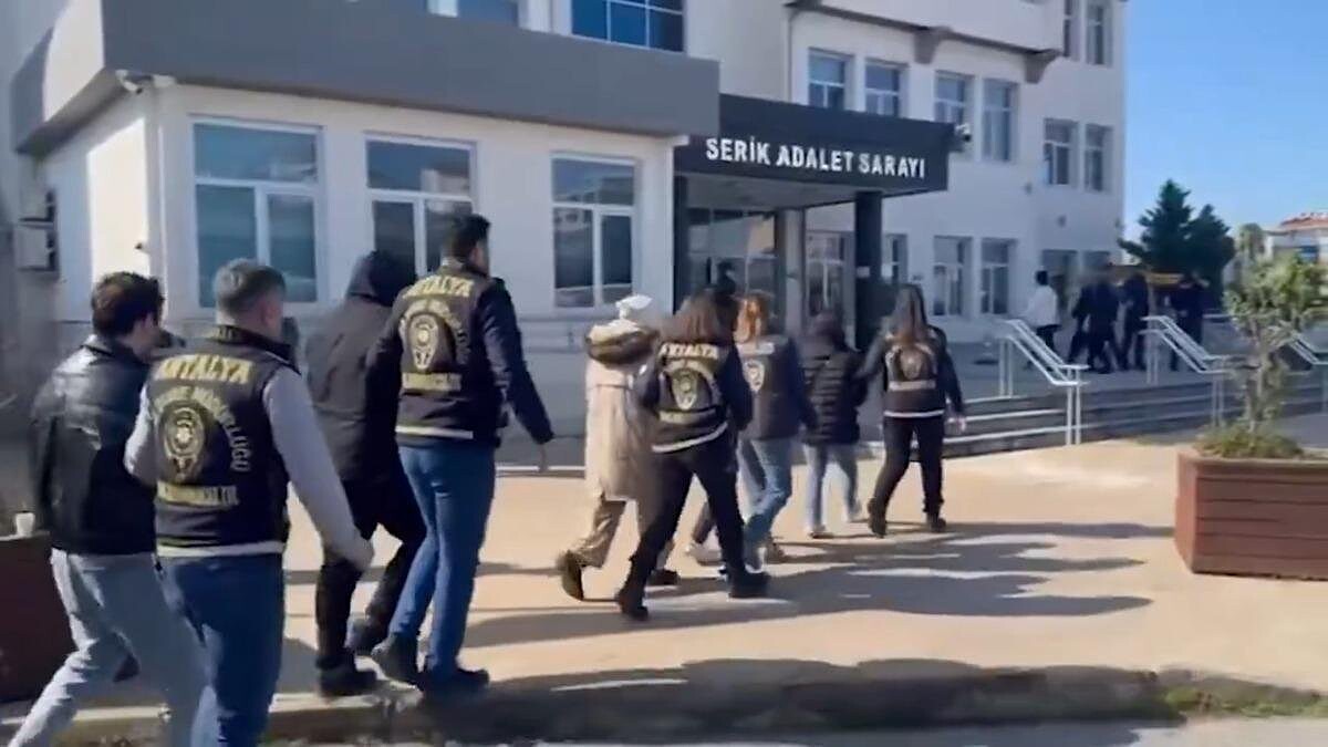 17 İlde Sahte Kimlikli Dolandırıcılara Operasyon Açıklandı 180 Gözaltı