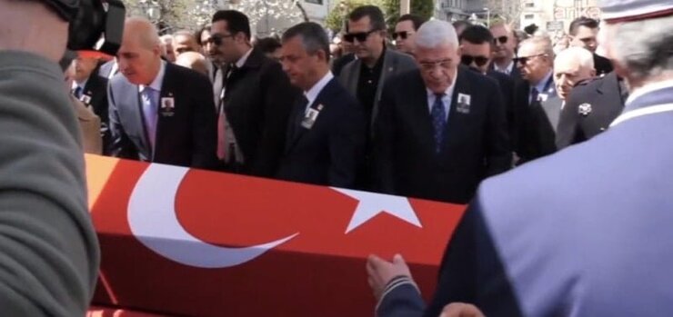 Cindoruk'un Cenazesinde CHP İçi Gerilim Dikkat Çekti