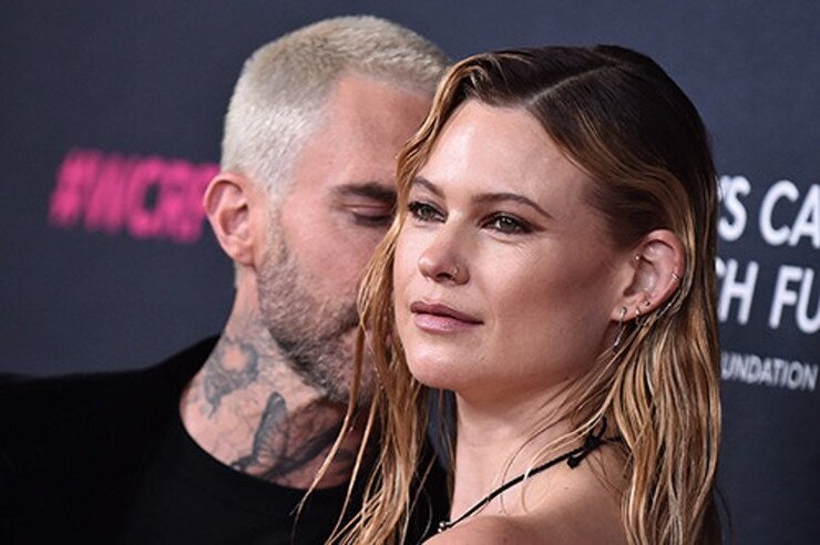 Behati Prinsloo Kocasının Telefonunu Her Gün Kontrol Ediyor