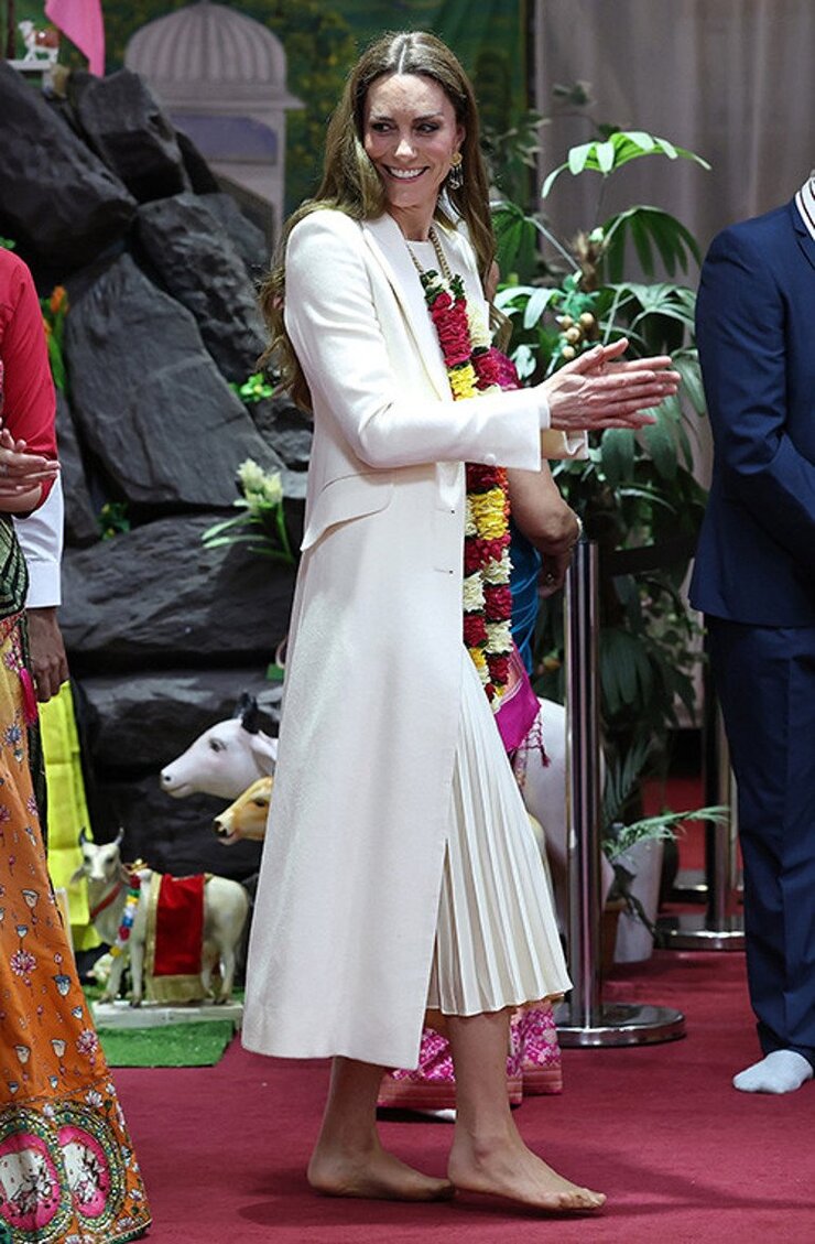 Kate Middleton Yaz Sıcağında Manto Giymek Zorunda