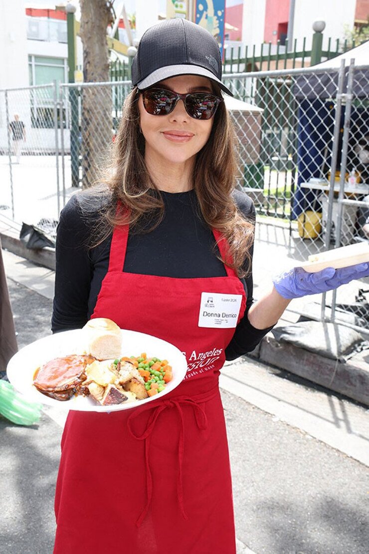 Donna D'Errico Evsizlik Geçmişini Paylaşıp Gönüllü Oldu