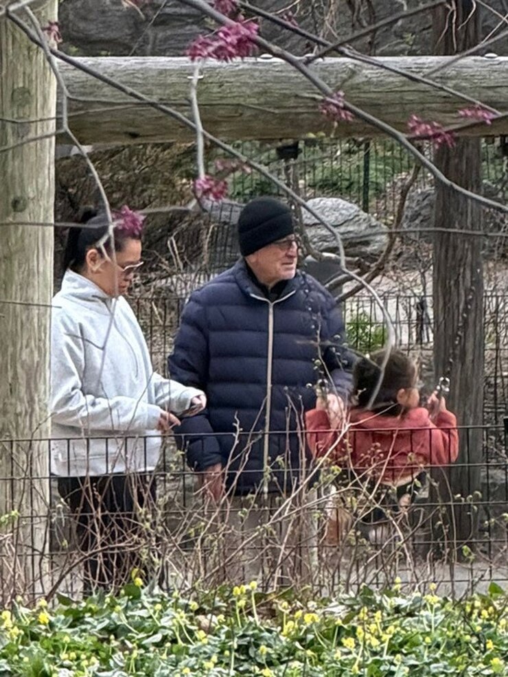 Robert De Niro 3 Yaşındaki Kızıyla Parka Gitti