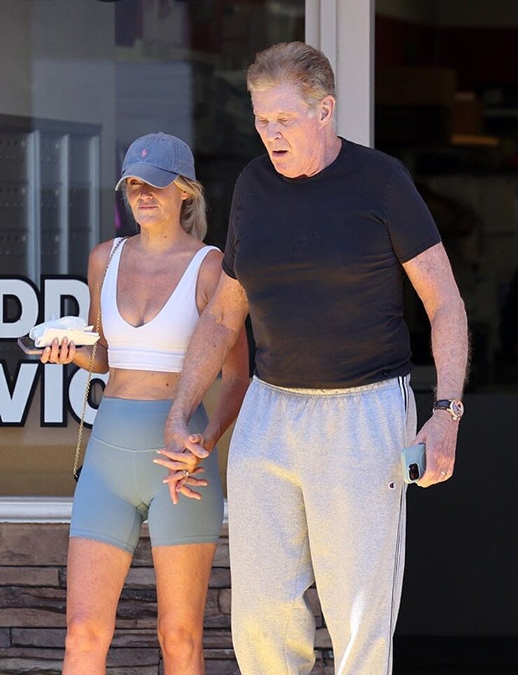 David Hasselhoff Ameliyat Sonrası Eşinin Desteğiyle Yürüdü