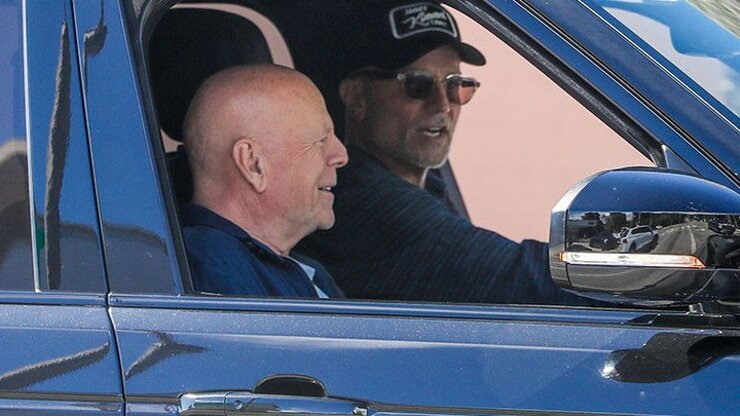Bruce Willis Demansla Mücadelesinde Aile Desteğiyle Güldü
