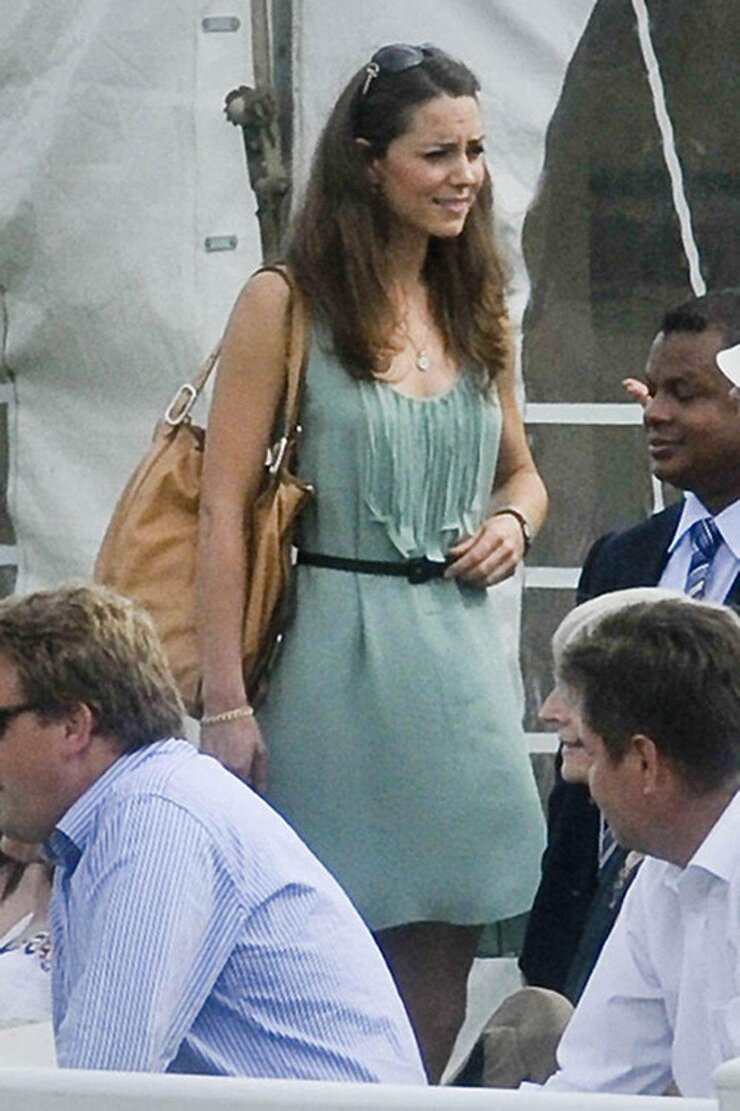 Kate Middleton Kraliyet Protokolü Nedeniyle Renkli Tarzını Geride Bıraktı