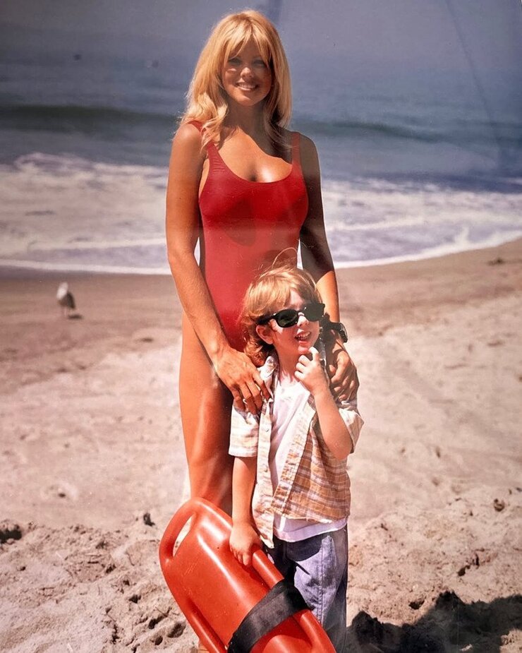 Donna D'Errico Evsizlik Geçmişini Paylaşıp Gönüllü Oldu