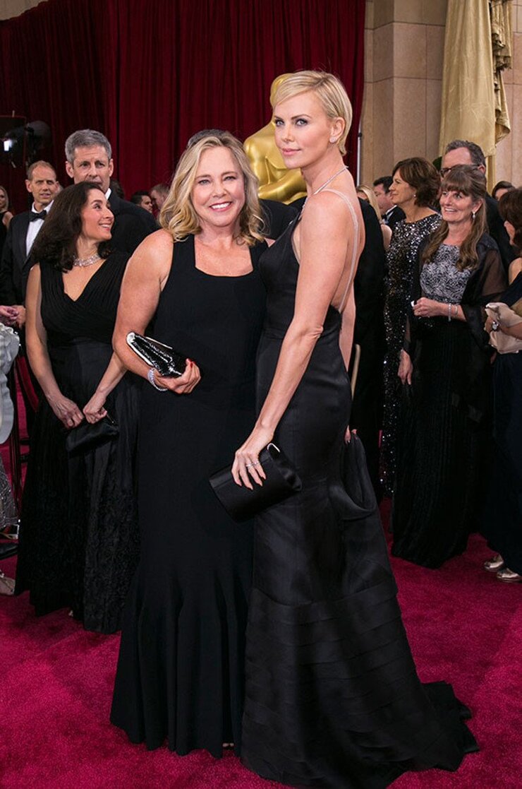 Charlize Theron Annesinin Babasını Vurduğu Geceyi Anlattı