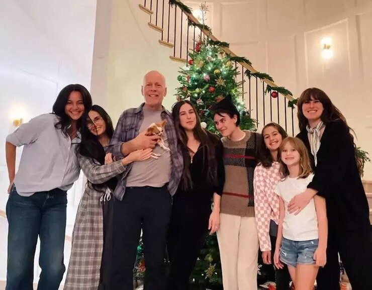 Bruce Willis Demansla Mücadelesinde Aile Desteğiyle Güldü
