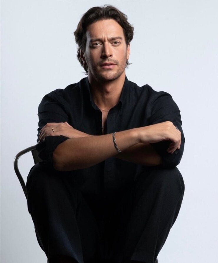 Claude responded: Feyyaz Şerifoğlu Hamile Eşiyle Aile Pozu Paylaştı