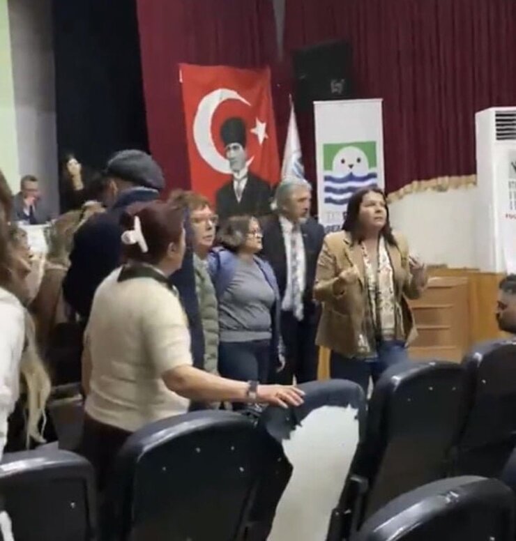 ADD Foça Seçimlerinde Belediye Başkanı Sinirlenip Bağırdı