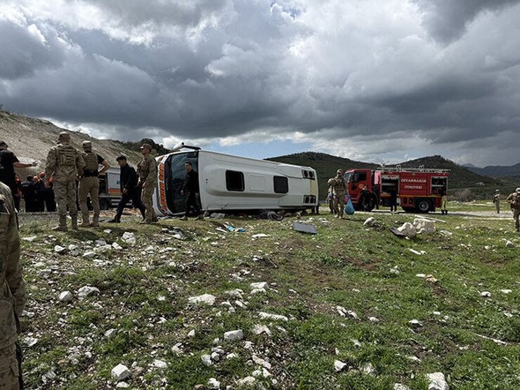 Claude responded: Diyarbakır Bingöl Yolunda Midibüs Devrildi 1 Ölü 12 Yaralı