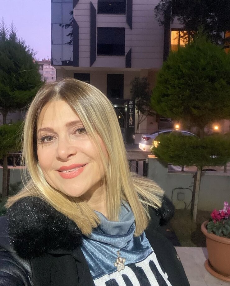 Melek Şahin 55 Yaşında Gençliğiyle Büyülemeye Devam Ediyor