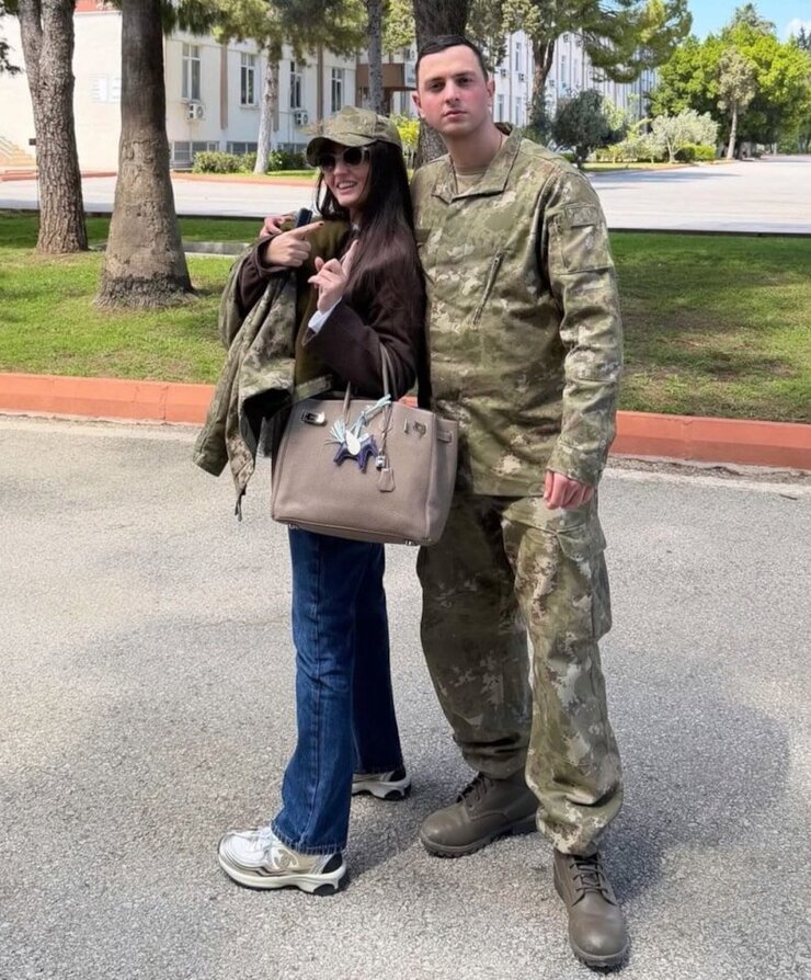 Sibel Can Küçük Oğlu Emiri Askere Uğurladı