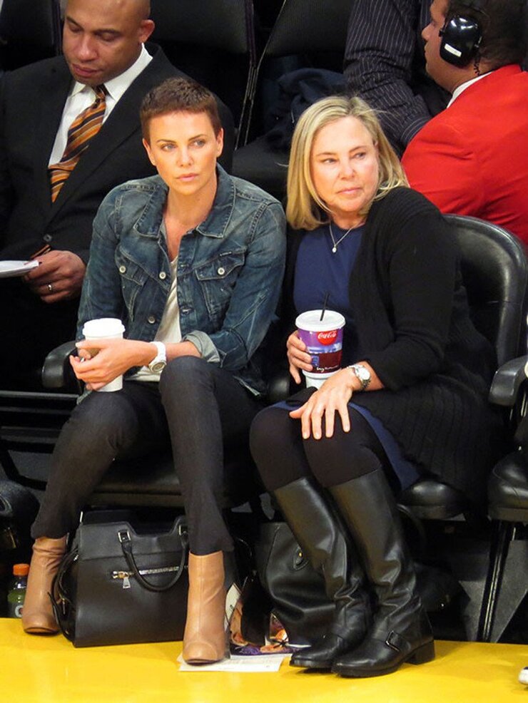 Charlize Theron Annesinin Babasını Vurduğu Geceyi Anlattı