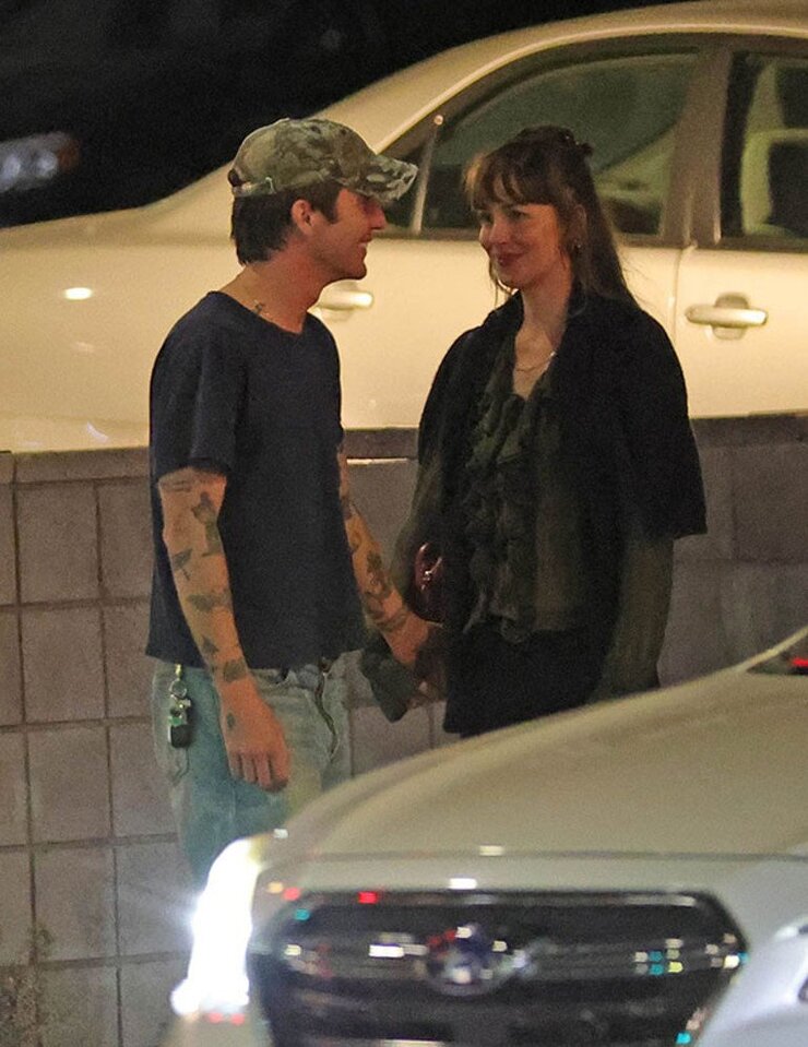 Dakota Johnson Chris Martin İlişkisini Bitirip Tucker Pillsbury İle Görüntülendi