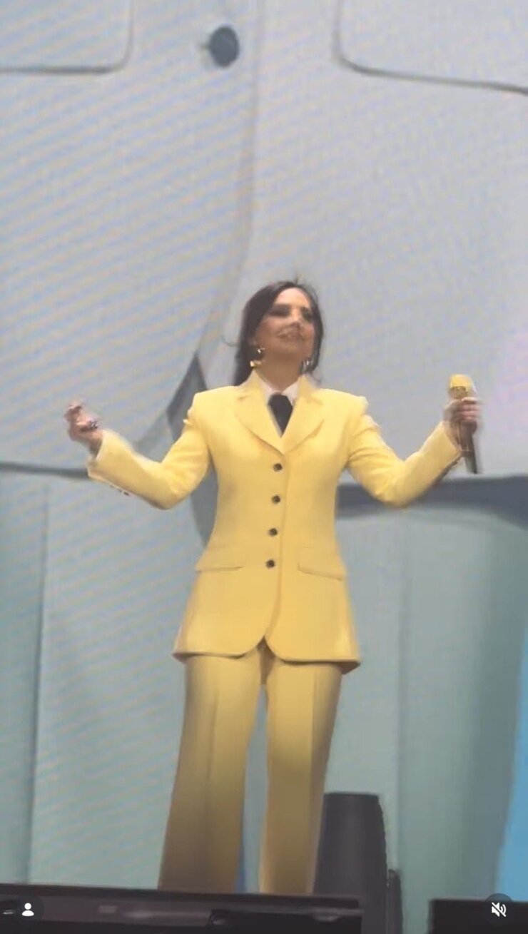 Ebru Gündeş Sahnede Yarım Yüz Germe Ameliyatını İtiraf Etti