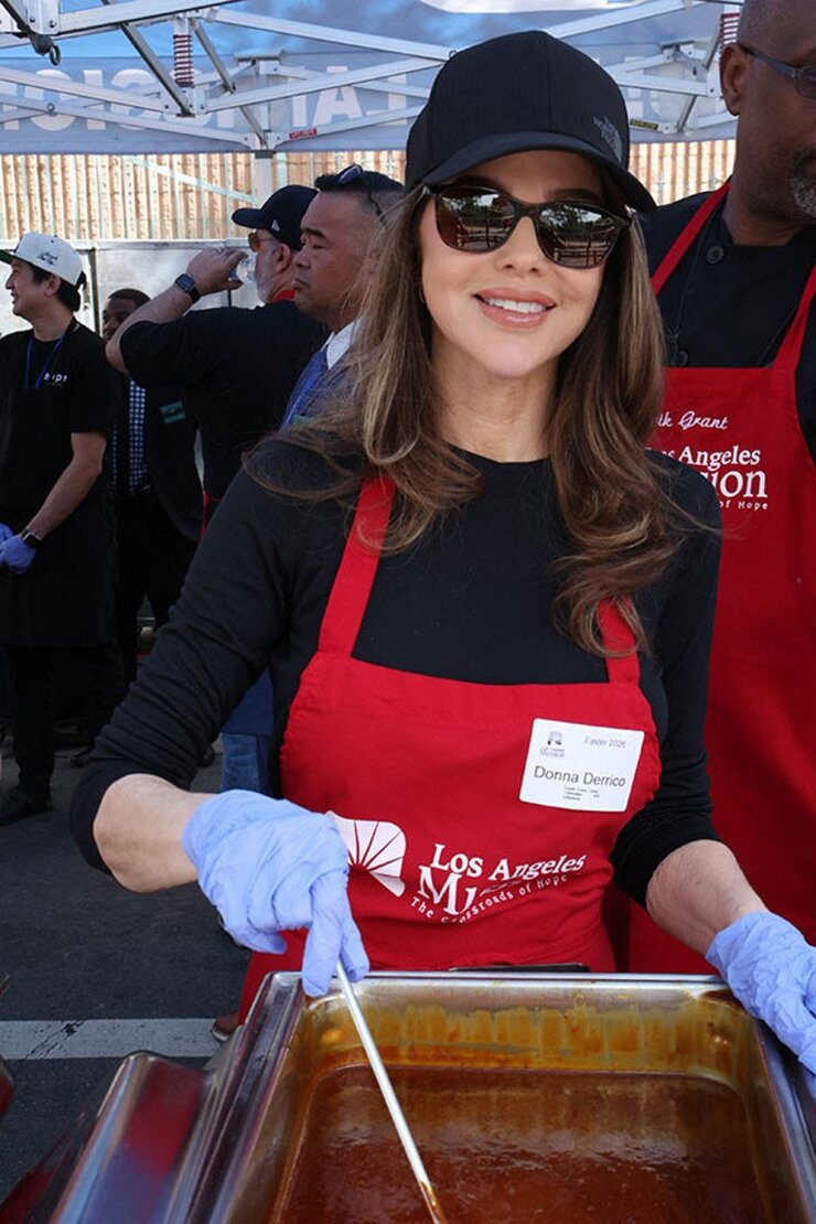 Donna D'Errico Evsizlik Geçmişini Paylaşıp Gönüllü Oldu