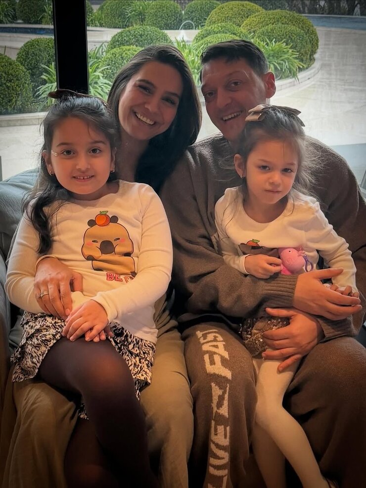 Amine Gülşe Ve Mesut Özil Kız Bebek Sevinci Yaşadı