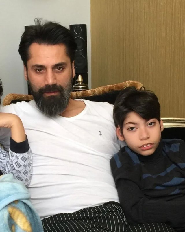 Çılgın Sedat Oğluyla Sahilde Yürüme Hayalini Yapay Zekayla Görüntüledi