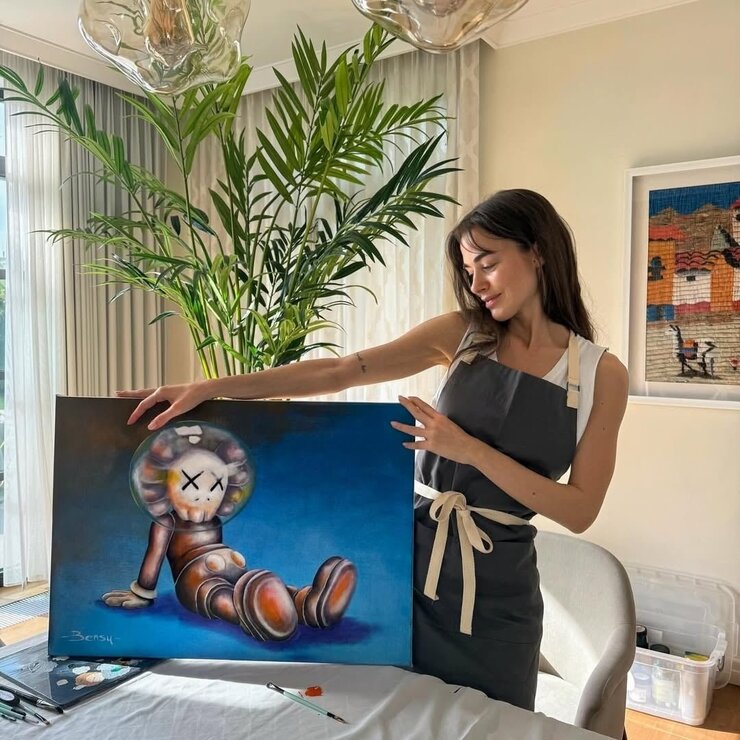 Bensu Soral Resim Sergisine Hazırlanıyor