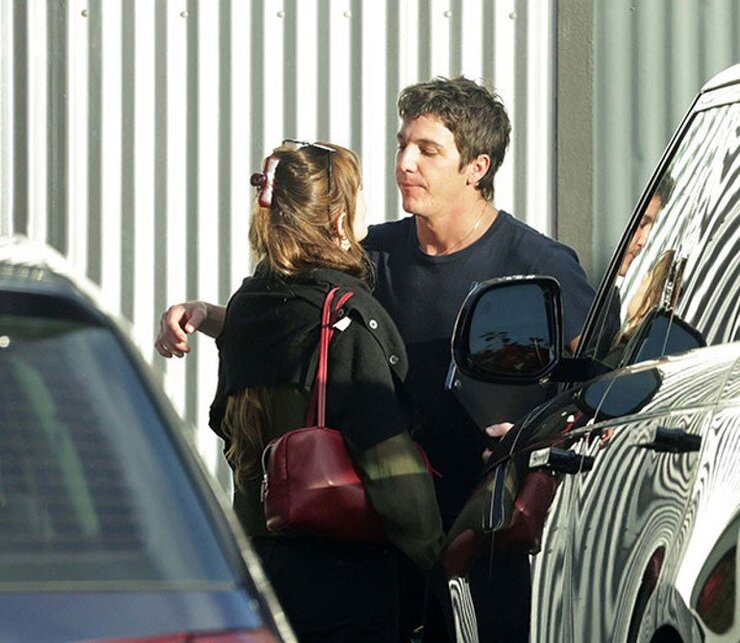 Dakota Johnson Chris Martin İlişkisini Bitirip Tucker Pillsbury İle Görüntülendi