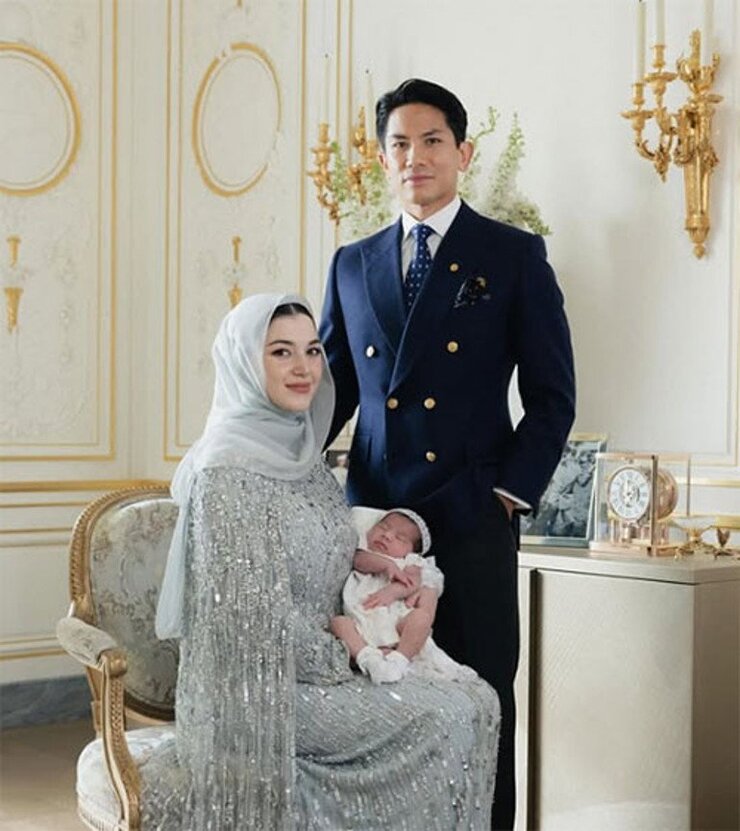 Brunei Sultanının Torunu Prenses Zahra Mariam Dedesiyle İlk Kez Buluştu
