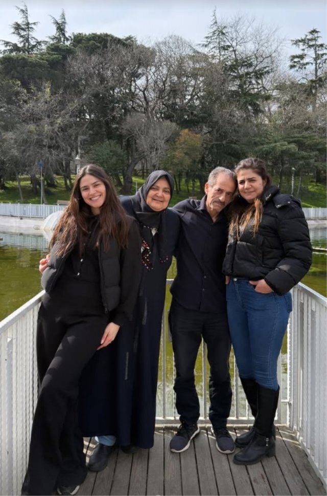 Ayşe Yüksel Aile Fotoğrafını Paylaştı Takipçiler Benzerliği Fark Etti