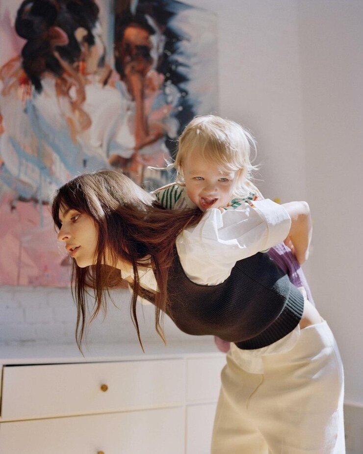 Emily Ratajkowski Oğluyla Chanel Kampanyasında Buluştu