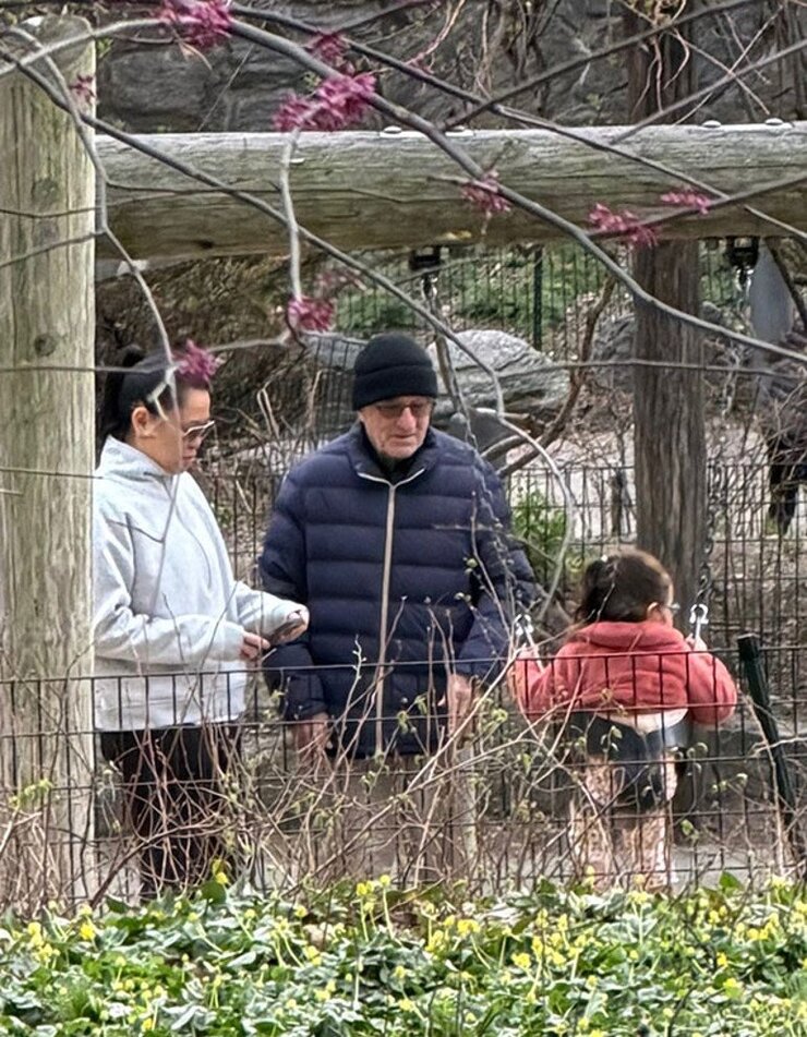 Robert De Niro 3 Yaşındaki Kızıyla Parka Gitti