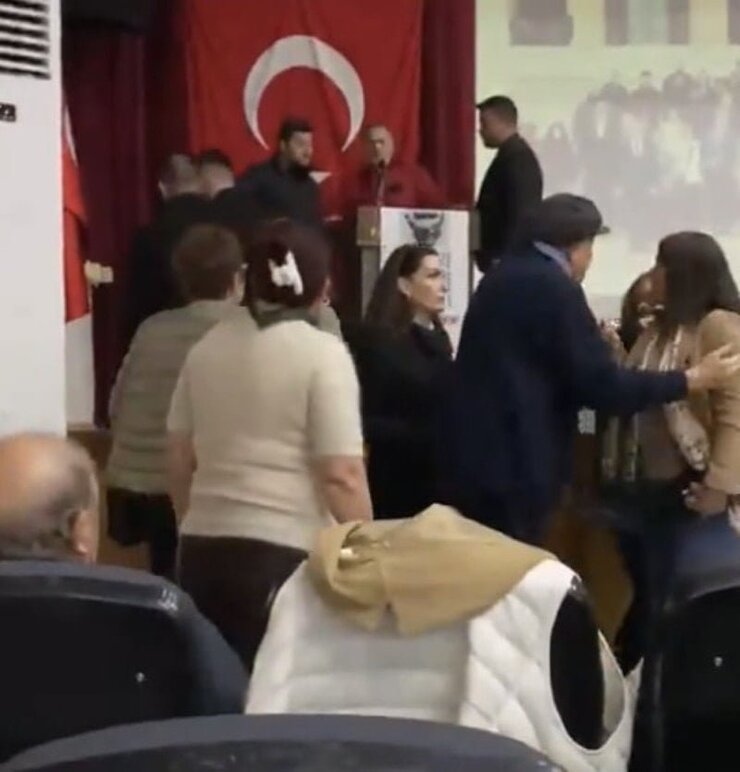 ADD Foça Seçimlerinde Belediye Başkanı Sinirlenip Bağırdı