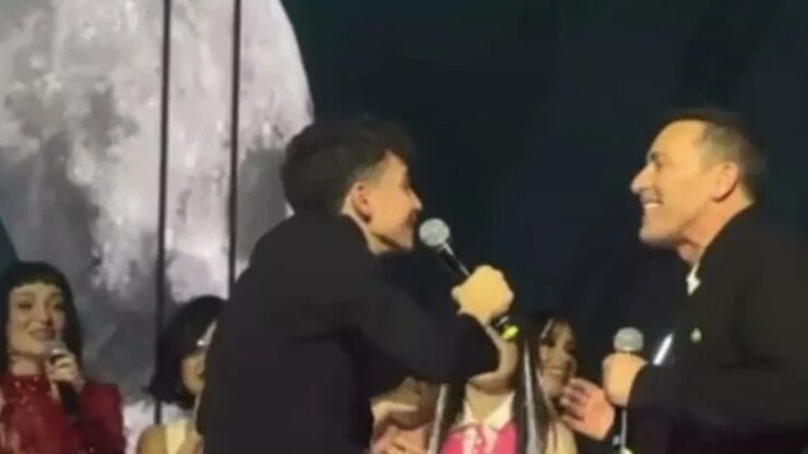 Mustafa Sandal Oğullarının Sürpriziyle Duygulandı