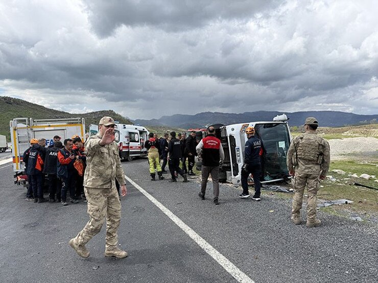 Claude responded: Diyarbakır Bingöl Yolunda Midibüs Devrildi 1 Ölü 12 Yaralı