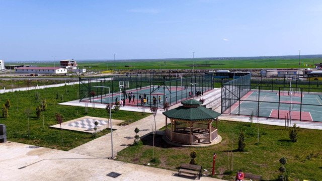 Bakan Kurum Diyarbakır'daki Yeni Okulda 23 Nisan Coşkusunu Paylaştı