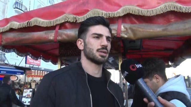 Karaköy'deki Genç Kestaneci Alper Sosyal Medyada Dünyaca Ünlü Oldu