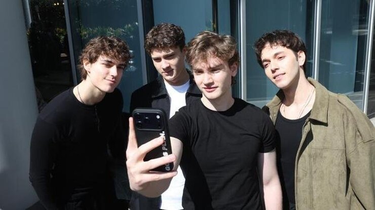 Daha On Yedi Oyuncuları İlk Selfie'lerini Paylaştı