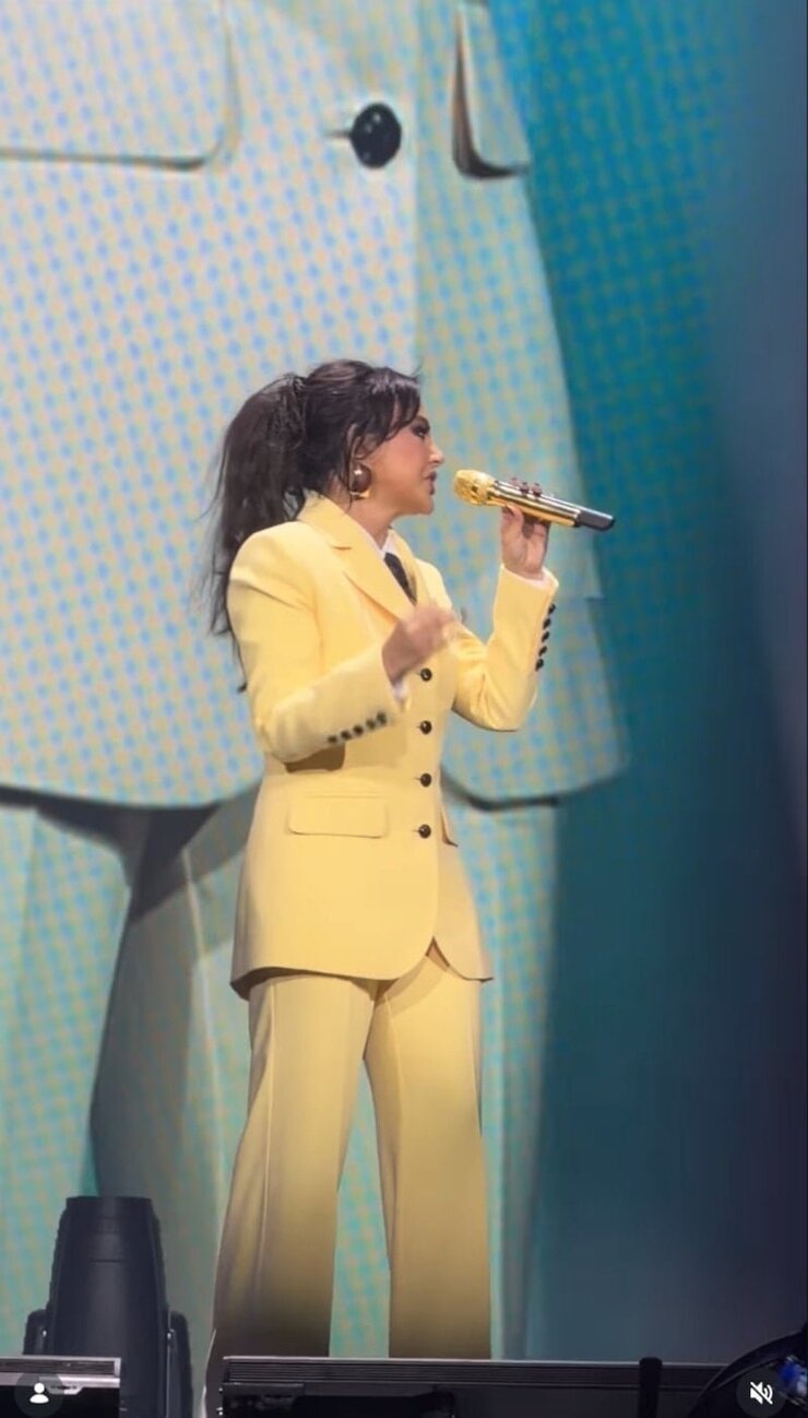 Ebru Gündeş Sahnede Yarım Yüz Germe Ameliyatını İtiraf Etti