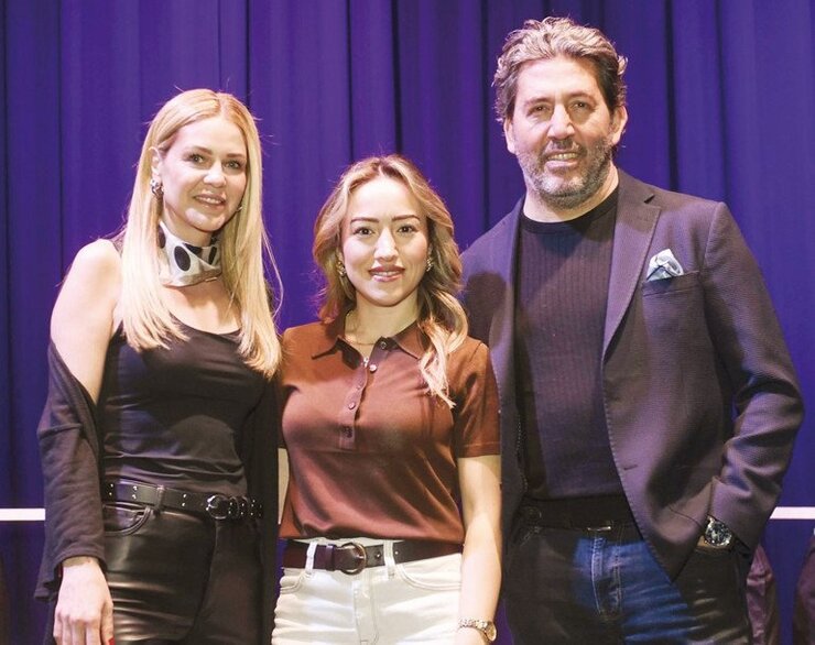 Emre Kınay Ve Emine Ün Kızlarının Önerisiyle Aynı Sahnede